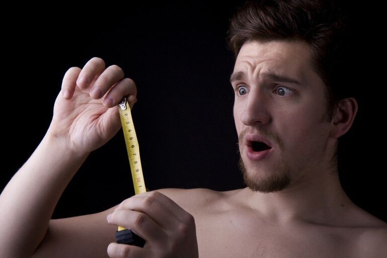 The man measured the dick before increasing the pomp